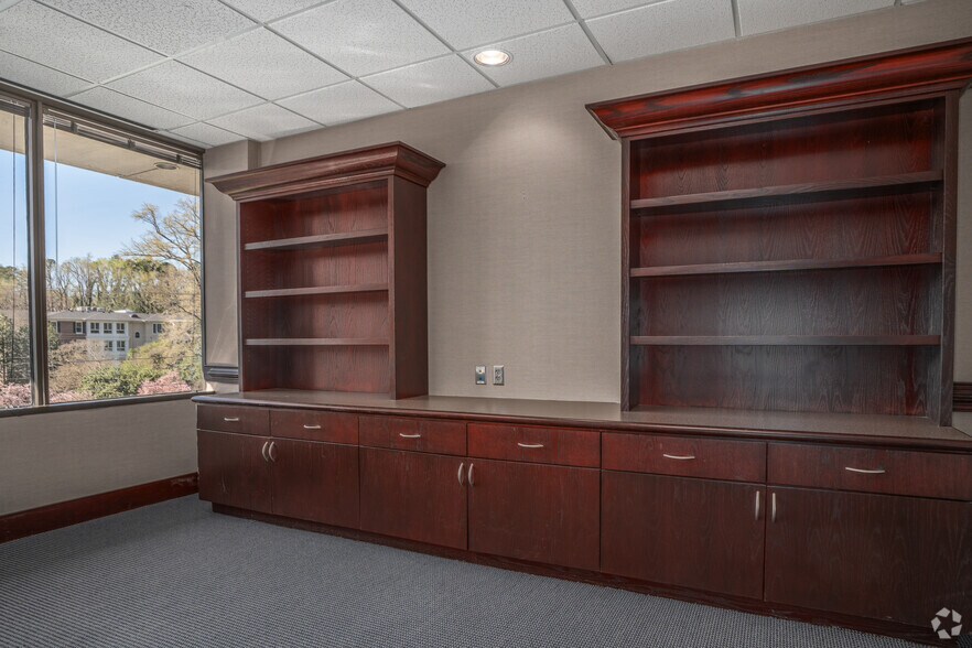 More Photos Of 2626 Glenwood Ave, Raleigh Office For Lease