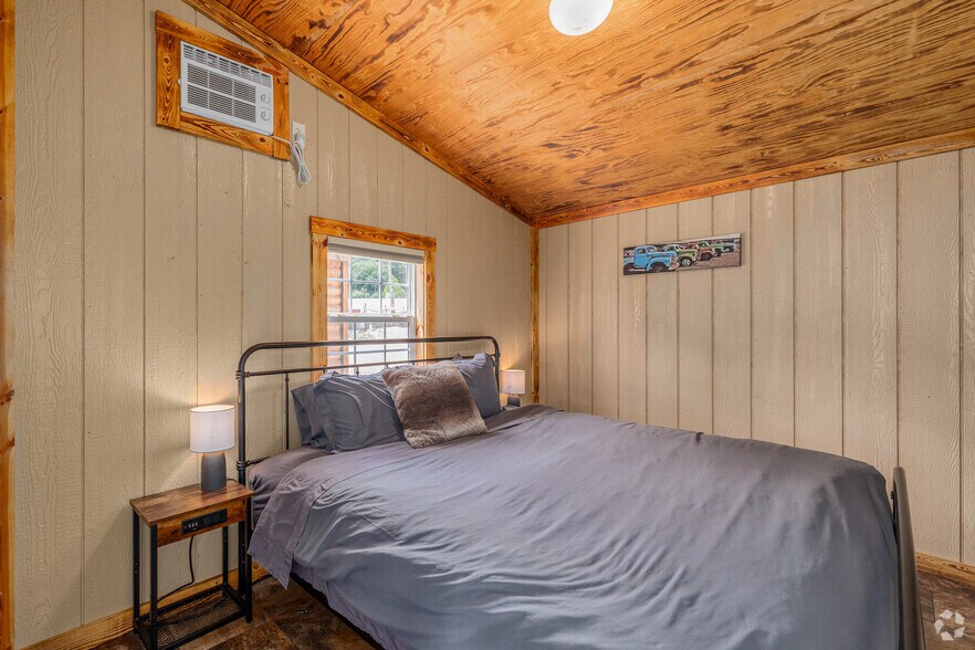 More Photos Of 1062 Susan Rd, Lake Ozark Hotel For Sale