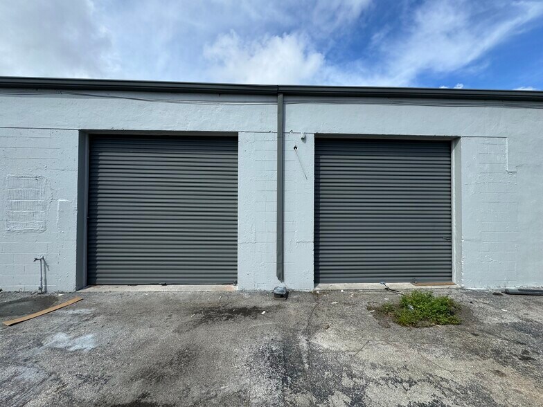 More Photos Of 611 NE 42nd St, Deerfield Beach Warehouse For Lease