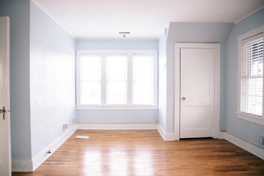 More Photos Of 355 N College Ave, Fayetteville Office Residential For Lease