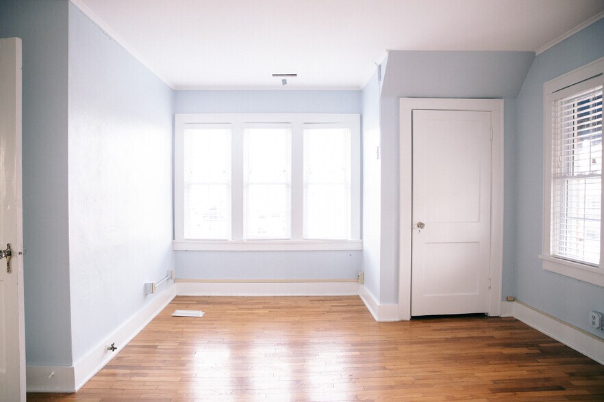 More Photos Of 355 N College Ave, Fayetteville Office For Sale