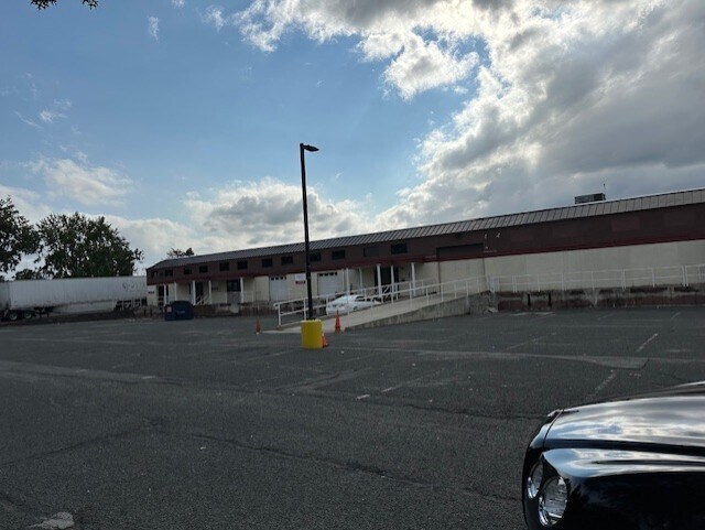 More Photos Of 5 Johnson Dr, Raritan Warehouse For Lease