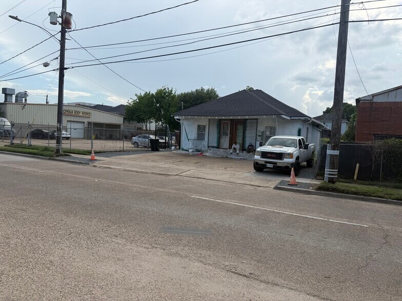 More Photos Of 304 S Lockwood Dr, Houston Storefront Retail Office For Lease