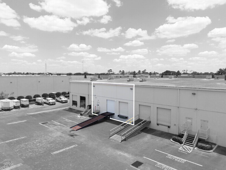 More Photos Of 6600-6626 Kingspointe Pky, Orlando Distribution For Lease