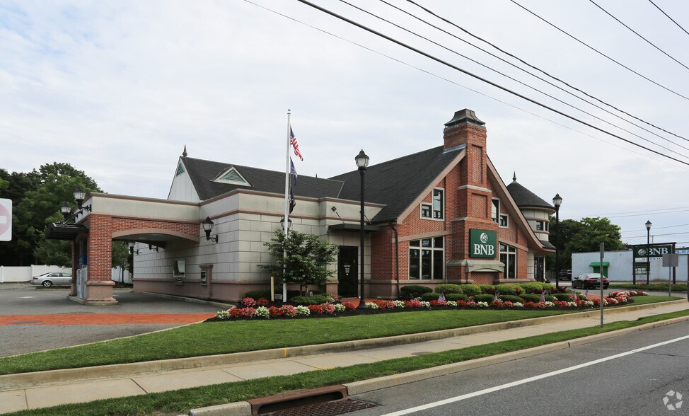 More Photos Of 2222 Merrick Rd, Merrick Bank For Lease