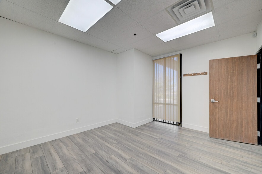More Photos Of 1997 Whitney Mesa Dr, Henderson Warehouse For Lease