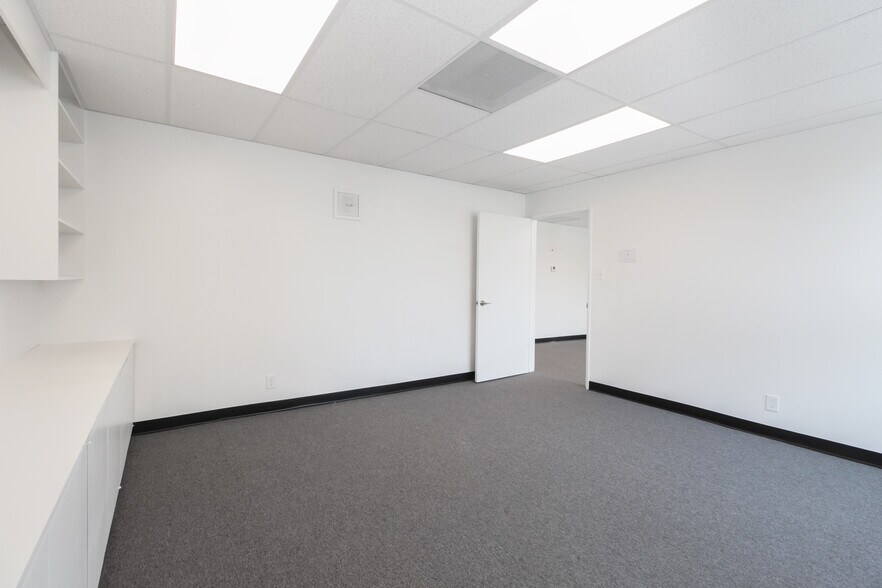 More Photos Of 1021 E Walnut St, Pasadena Medical For Lease