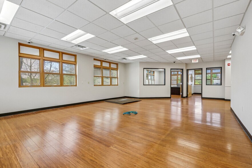 More Photos Of 92 Union Ave, Cresskill Office For Sale