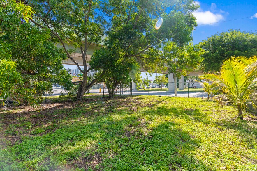 More Photos Of 216 NW 11th St, Miami General Retail For Lease