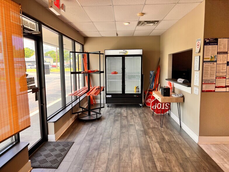More Photos Of 810 Ohio Pike, Withamsville Office For Lease
