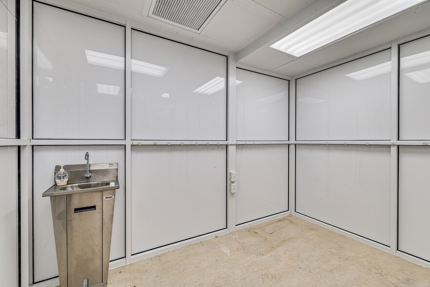 More Photos Of 29 S Chadbourne St, San Angelo Drugstore For Sale