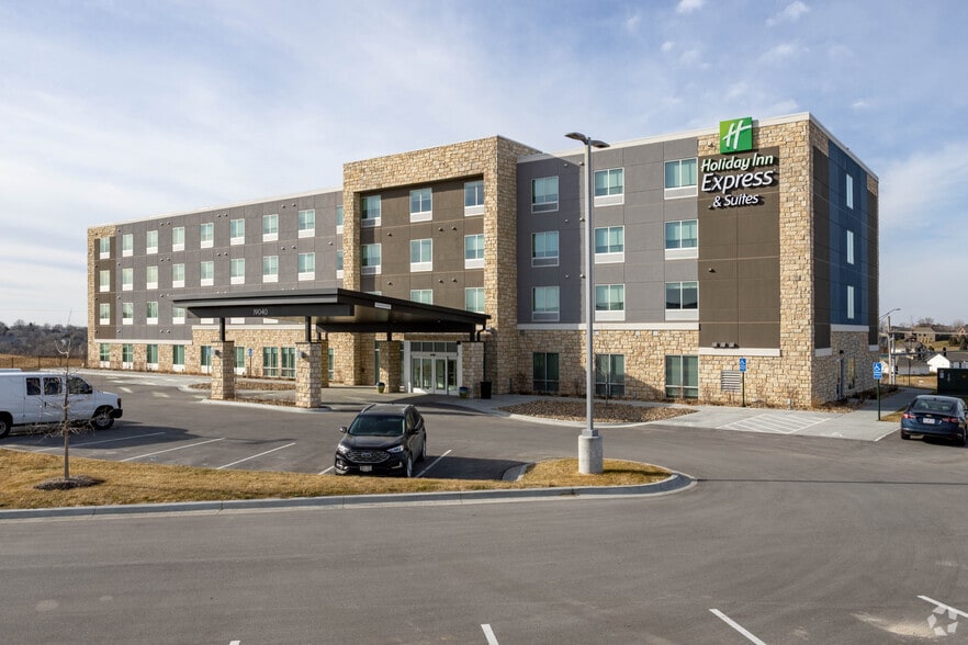 Primary Photo Of 19040 Evans St, Elkhorn Hotel For Sale