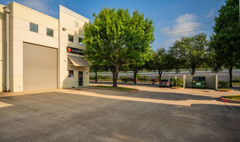 More Photos Of 5750 N Sam Houston Pky E, Houston Warehouse For Lease