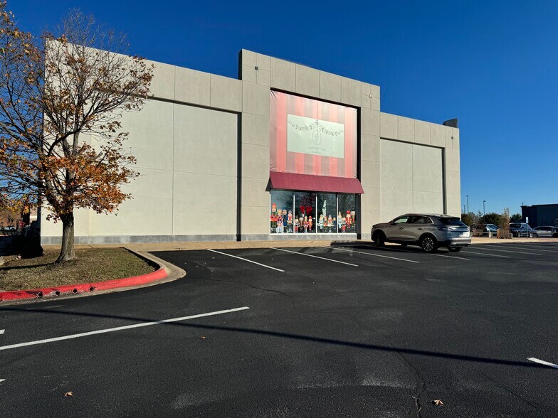 More Photos Of 529 46th St, Rogers Freestanding For Lease