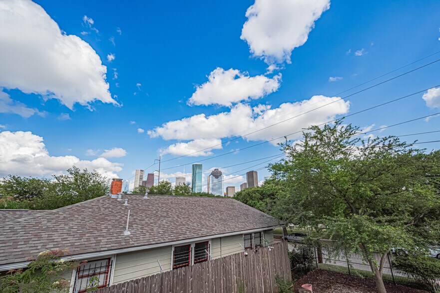 More Photos Of 1914 N Memorial Way, Houston Office For Lease