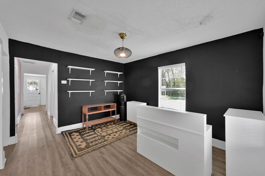 More Photos Of 213 Houston St, Tomball Storefront Retail Office For Lease