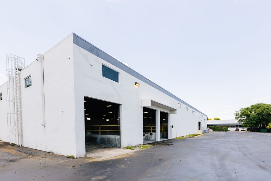 More Photos Of 5280 NW 165th St, Hialeah Warehouse For Lease