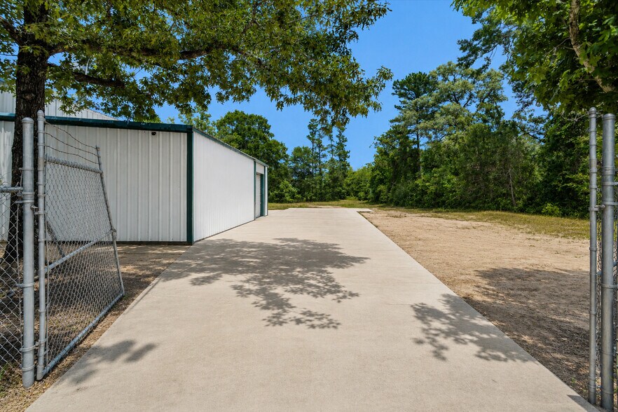 More Photos Of 11003 Willis Waukegan Rd, Conroe Light Distribution For Sale