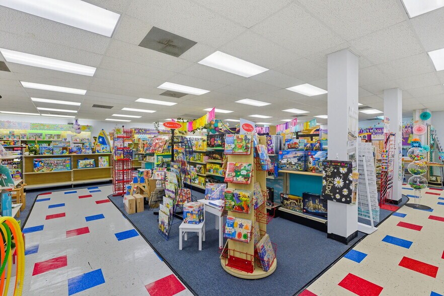 More Photos Of 825 North University Avenue, Little Rock Freestanding For Sale