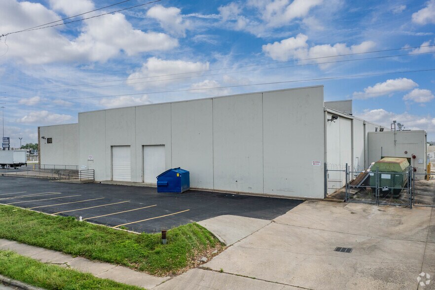 More Photos Of 7071 Southwest Fwy, Houston Showroom For Lease