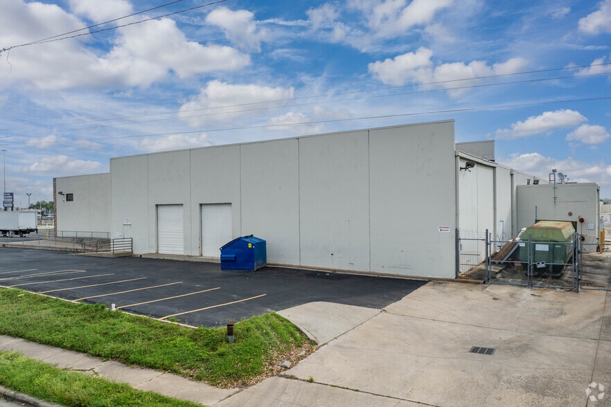 More Photos Of 7071 Southwest Fwy, Houston Showroom For Sale