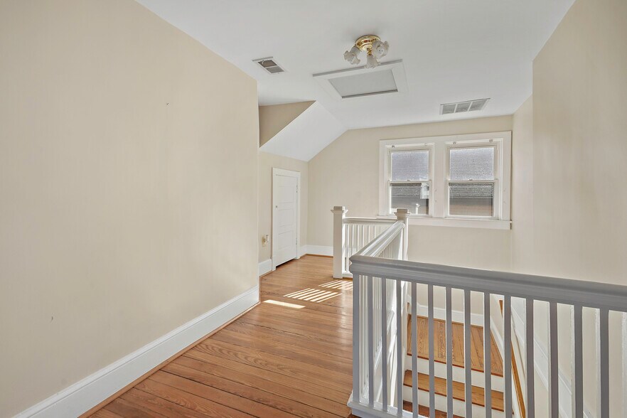 More Photos Of 41 E Colonial Hwy, Hamilton Freestanding For Sale