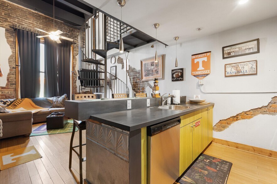 More Photos Of 16-20 Market Sq, Knoxville Apartments For Sale