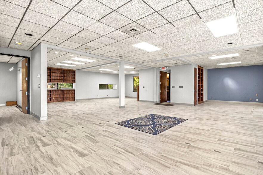 More Photos Of 24724 Lahser Rd, Southfield Office For Sale