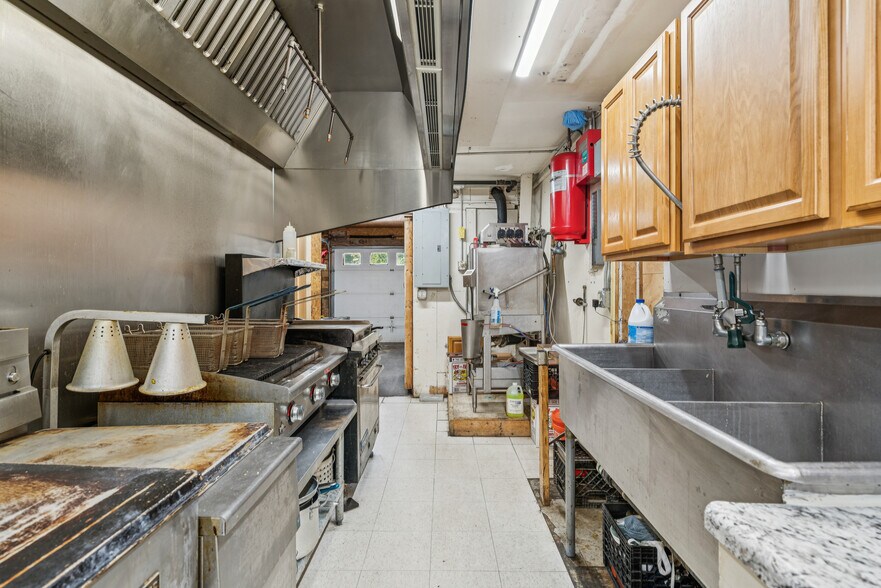 More Photos Of 1 Maple ave, Chelsea Restaurant For Sale
