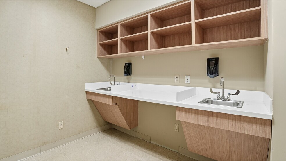 More Photos Of 325 W Park Ave, Long Beach Medical For Sale
