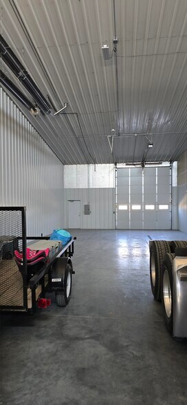 More Photos Of 120 W Giltner Rd, Doniphan Warehouse For Lease
