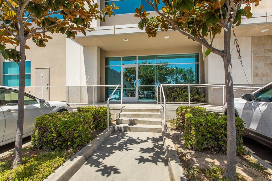 More Photos Of 1100 Flynn Rd, Camarillo Medical For Lease