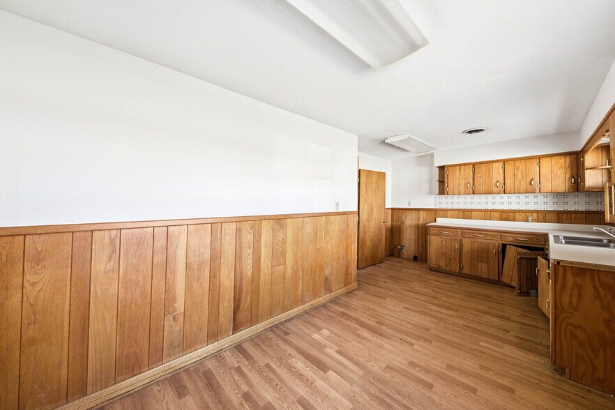 More Photos Of 803 E Broadway Blvd, Jefferson City Warehouse For Sale