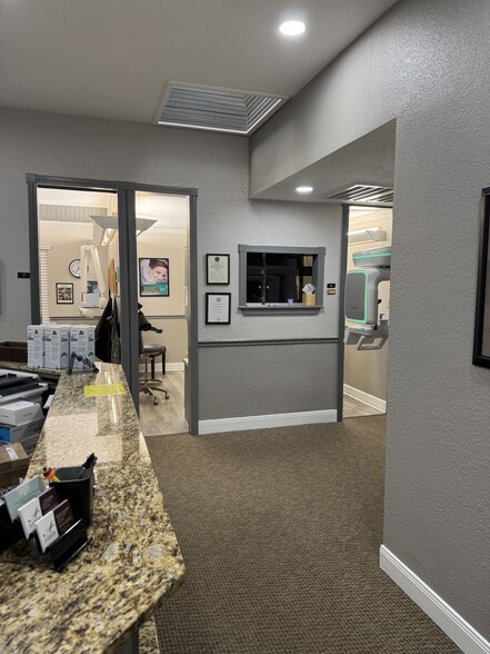 Primary Photo Of 2095 W Main St, League City Medical For Lease