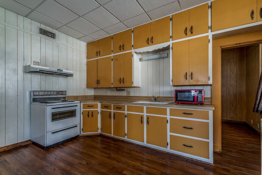 More Photos Of 200 E Blackjack St, Dublin Storefront Retail Residential For Sale