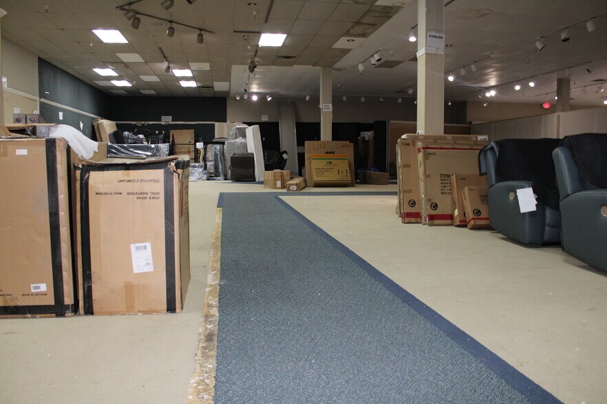 More Photos Of 3910 W Camp Wisdom Rd, Dallas Storefront For Sale