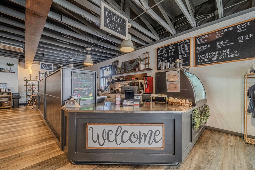 More Photos Of 109 N Main St, Seminole Restaurant For Sale