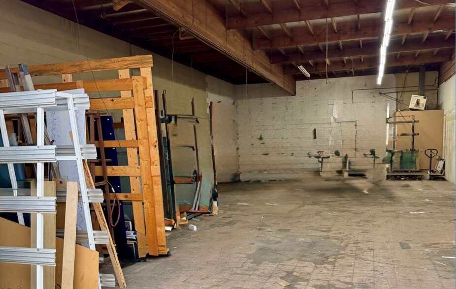 More Photos Of 15201 Keswick St, Van Nuys Warehouse For Lease