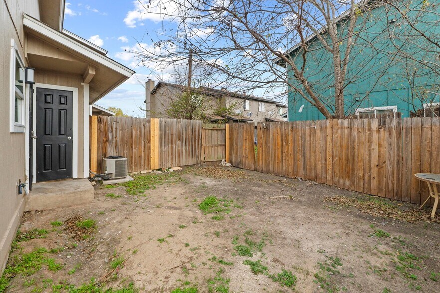 More Photos Of 6913 Wentworth Dr, Austin Multifamily For Sale