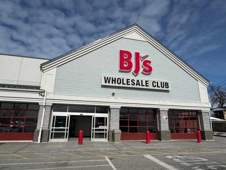 More Photos Of 3040-3056 Sheridan Dr, Amherst Storefront For Lease