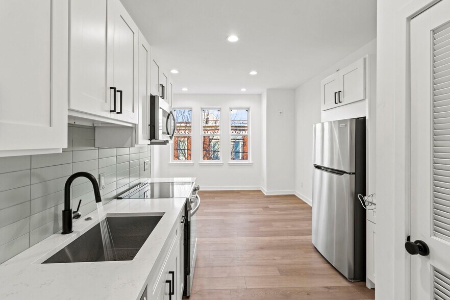 More Photos Of 724-726 S 4th St, Philadelphia General Retail For Sale