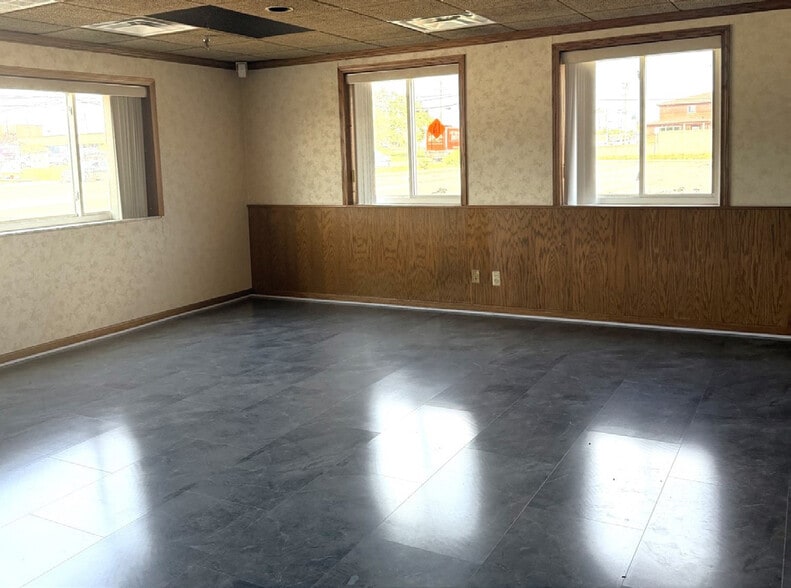 More Photos Of 30450 Little Mack Ave, Roseville Manufacturing For Sale