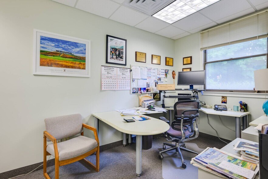 More Photos Of 135 Windmill Ln, Southampton Office For Sale