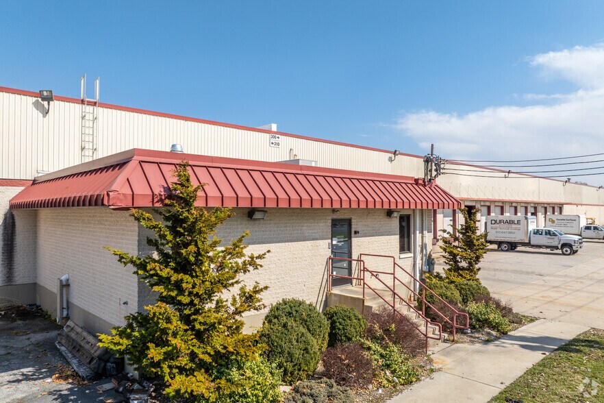 More Photos Of 300 W Heinz St, Mechanicsburg Warehouse For Lease