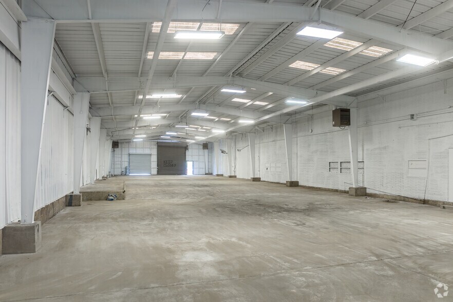 More Photos Of 8230-8238 Lovett Ave, Dallas Warehouse For Lease