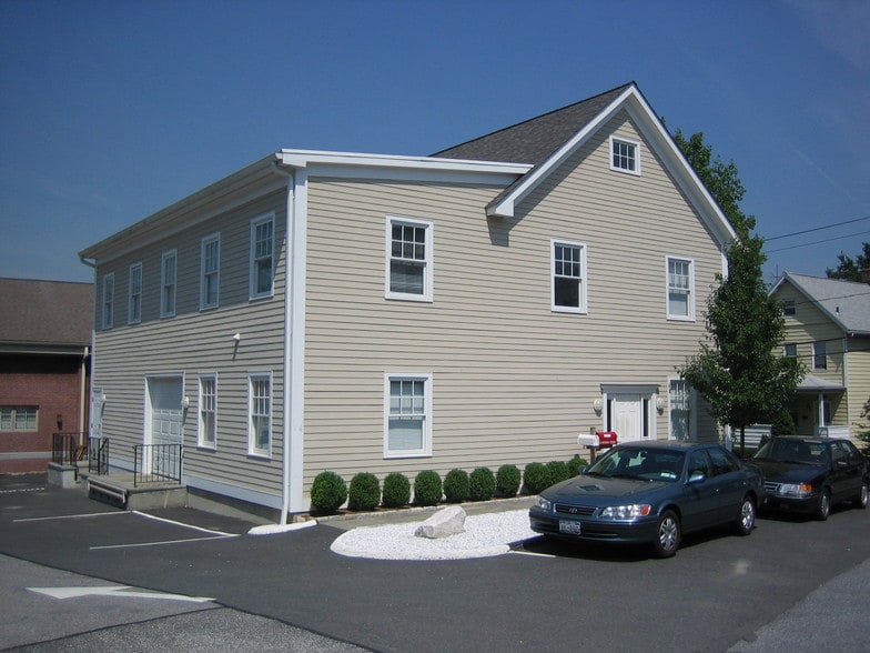 More Photos Of 16 Division St W, Greenwich Loft Creative Space For Lease