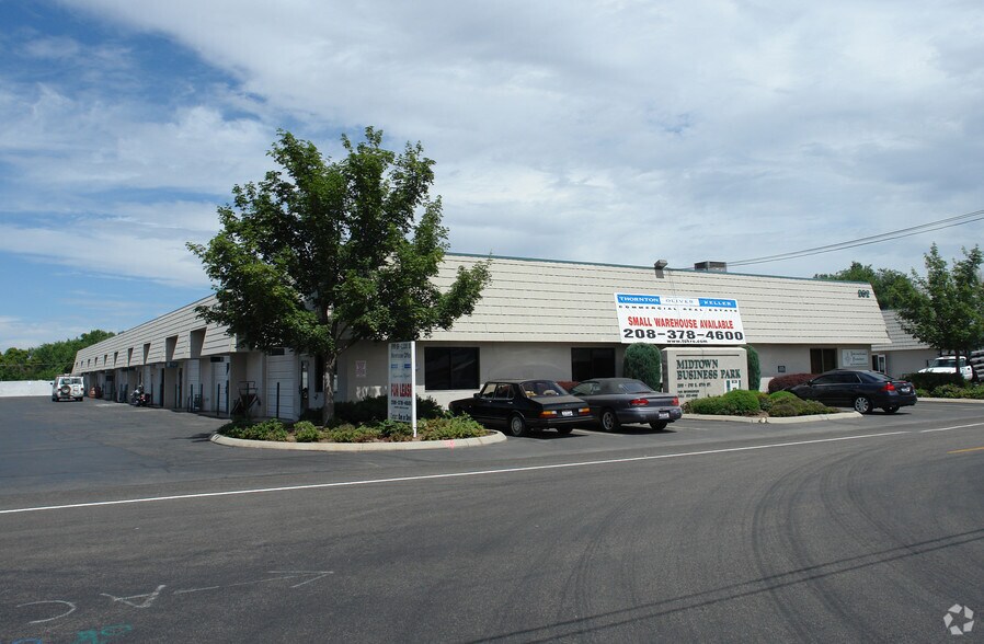 More Photos Of 200-202 E 37th St, Garden City Light Manufacturing For Lease