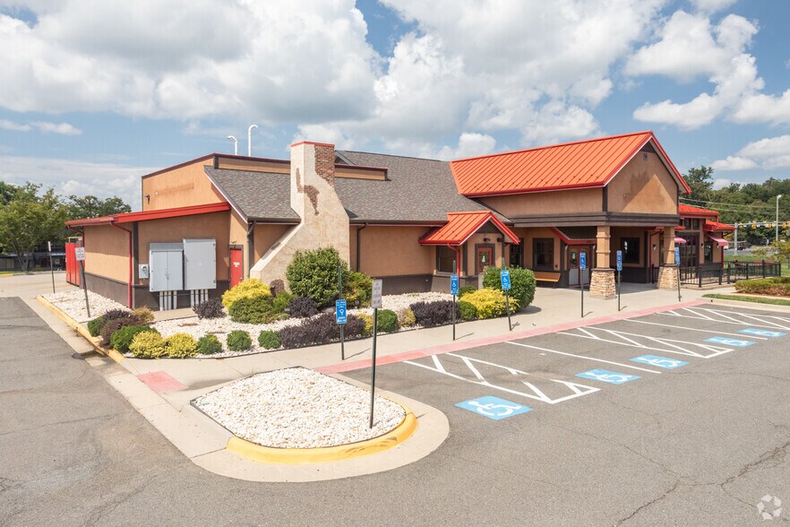 Primary Photo Of 14452 Chantilly Crossing Ln, Chantilly Restaurant For Lease