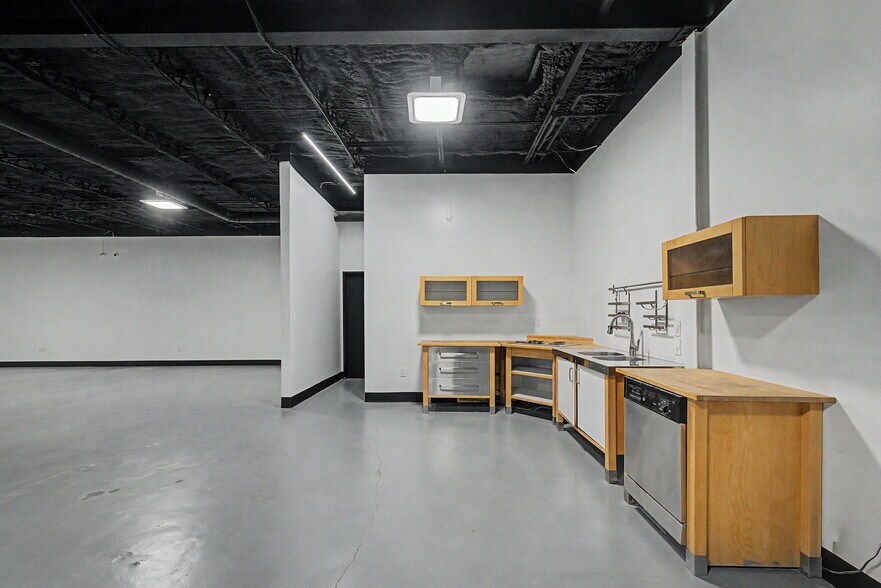 More Photos Of 6115 Skyline Dr, Houston Warehouse For Lease