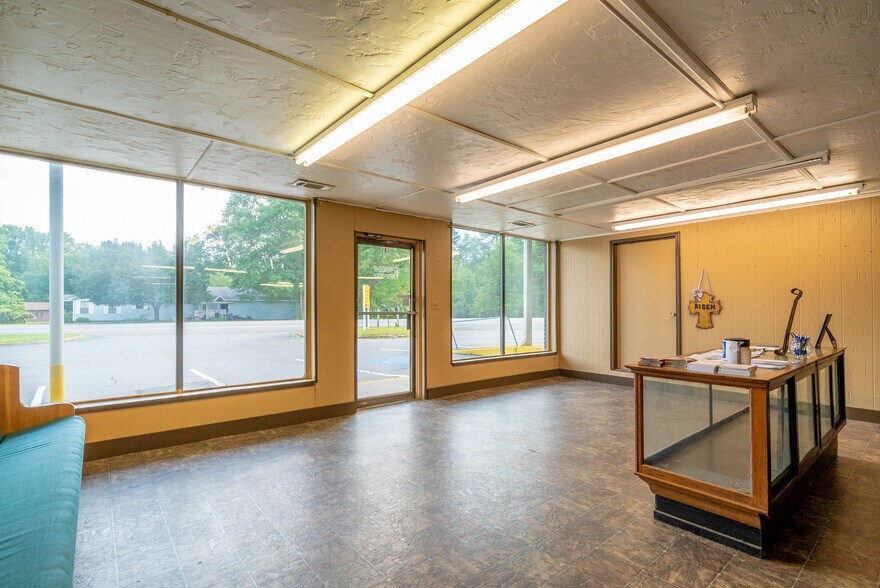 More Photos Of 808-814 W Center St, Sheridan Storefront For Sale